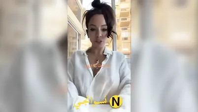 لبوة ممحونة تقلع القميص وتفرج زميلها في الشغل على بزازها وتقوله كلام وسخ سكس نودز مصري