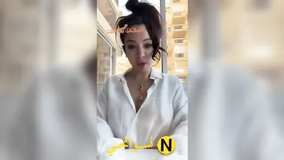 لبوة ممحونة تقلع القميص وتفرج زميلها في الشغل على بزازها وتقوله كلام وسخ سكس نودز مصري