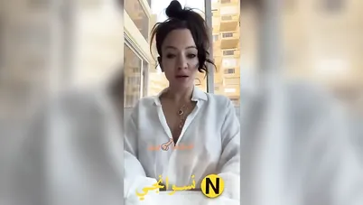 لبوة ممحونة تقلع القميص وتفرج زميلها في الشغل على بزازها وتقوله كلام وسخ سكس نودز مصري