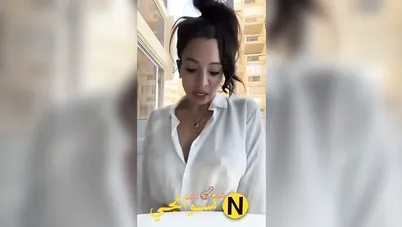 لبوة ممحونة تقلع القميص وتفرج زميلها في الشغل على بزازها وتقوله كلام وسخ سكس نودز مصري