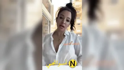 لبوة ممحونة تقلع القميص وتفرج زميلها في الشغل على بزازها وتقوله كلام وسخ سكس نودز مصري