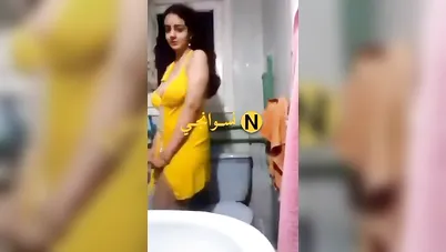 كتكوتة فاجرة بتصور لعشيقها وتقلعلو ملط سكس نودز مصري