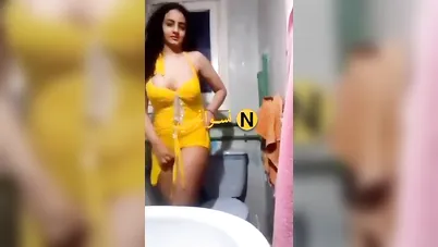 كتكوتة فاجرة بتصور لعشيقها وتقلعلو ملط سكس نودز مصري