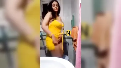 كتكوتة فاجرة بتصور لعشيقها وتقلعلو ملط سكس نودز مصري