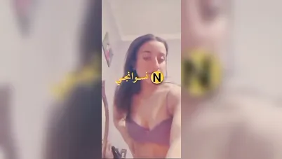 فرسة جميلة اوي بتصور لحبيبها تفرجو على جمال بزازها الواقفة سكس نودز مصري
