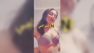 فرسة جميلة اوي بتصور لحبيبها تفرجو على جمال بزازها الواقفة سكس نودز مصري