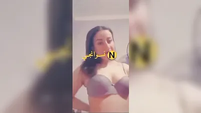فرسة جميلة اوي بتصور لحبيبها تفرجو على جمال بزازها الواقفة سكس نودز مصري