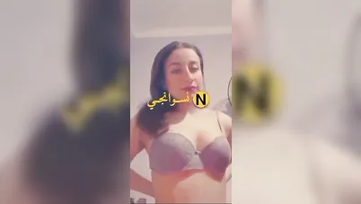 فرسة جميلة اوي بتصور لحبيبها تفرجو على جمال بزازها الواقفة سكس نودز مصري