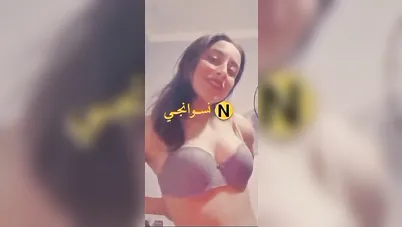 فرسة جميلة اوي بتصور لحبيبها تفرجو على جمال بزازها الواقفة سكس نودز مصري