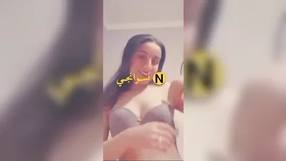 فرسة جميلة اوي بتصور لحبيبها تفرجو على جمال بزازها الواقفة سكس نودز مصري