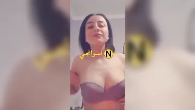 فرسة جميلة اوي بتصور لحبيبها تفرجو على جمال بزازها الواقفة سكس نودز مصري