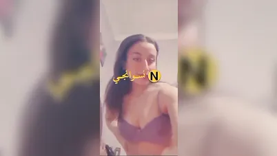 فرسة جميلة اوي بتصور لحبيبها تفرجو على جمال بزازها الواقفة سكس نودز مصري