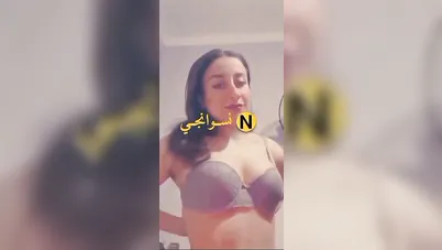 فرسة جميلة اوي بتصور لحبيبها تفرجو على جمال بزازها الواقفة سكس نودز مصري