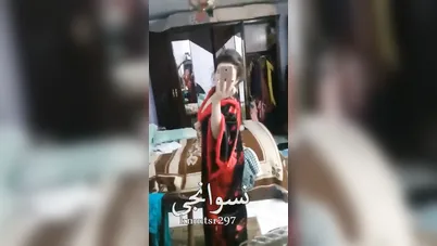بنت عسولة بتصور لحبيبها بالروب الأحمر سكس نودز مصري
