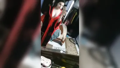 بنت عسولة بتصور لحبيبها بالروب الأحمر سكس نودز مصري