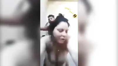 صاحب ابنها ماسكها ونازل فيها نيك سكس مصري xnxx