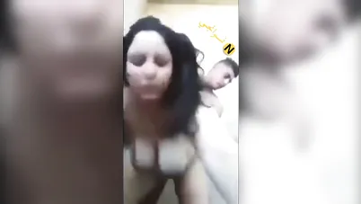 صاحب ابنها ماسكها ونازل فيها نيك سكس مصري xnxx