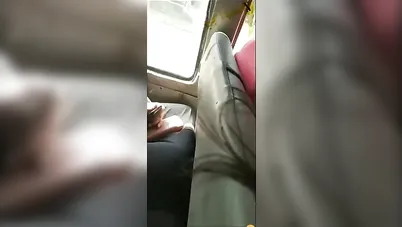 ست هايجة تلعب في كسها في المواصلات من فوق العباية سكس مصري xnxx