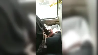 ست هايجة تلعب في كسها في المواصلات من فوق العباية سكس مصري xnxx