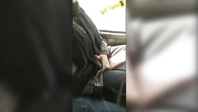 ست هايجة تلعب في كسها في المواصلات من فوق العباية سكس مصري xnxx