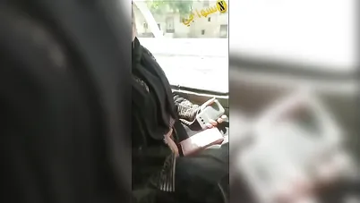 ست هايجة تلعب في كسها في المواصلات من فوق العباية سكس مصري xnxx