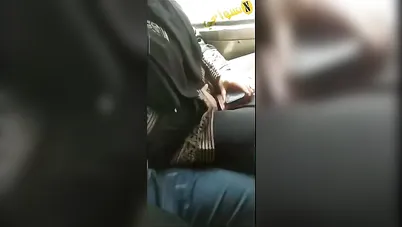 ست هايجة تلعب في كسها في المواصلات من فوق العباية سكس مصري xnxx