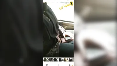 ست هايجة تلعب في كسها في المواصلات من فوق العباية سكس مصري xnxx