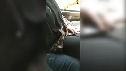 ست هايجة تلعب في كسها في المواصلات من فوق العباية سكس مصري xnxx