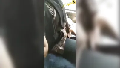 ست هايجة تلعب في كسها في المواصلات من فوق العباية سكس مصري xnxx