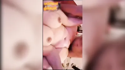 شاب زانق جارته الميلف الهايجة وينيكها وجوزها في الشغل سكس مصري xnxx