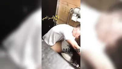 واد هايج يزنق حبيبته في الحمام ويفشخها نيك سكس مصري