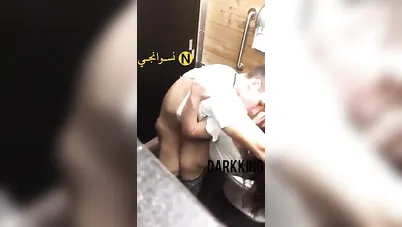واد هايج يزنق حبيبته في الحمام ويفشخها نيك سكس مصري