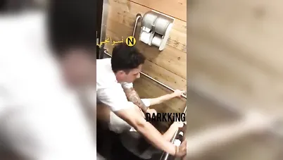 واد هايج يزنق حبيبته في الحمام ويفشخها نيك سكس مصري