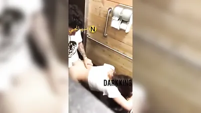 واد هايج يزنق حبيبته في الحمام ويفشخها نيك سكس مصري