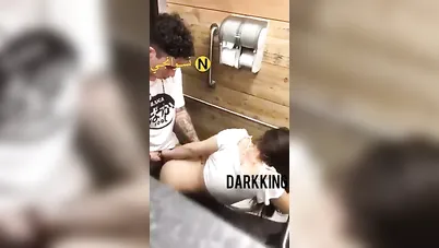واد هايج يزنق حبيبته في الحمام ويفشخها نيك سكس مصري