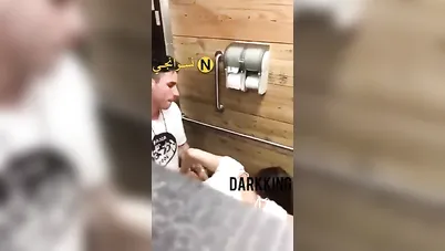 واد هايج يزنق حبيبته في الحمام ويفشخها نيك سكس مصري