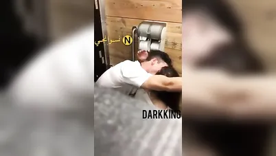 واد هايج يزنق حبيبته في الحمام ويفشخها نيك سكس مصري