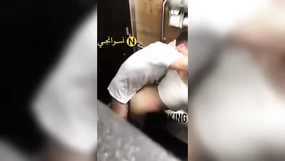 واد هايج يزنق حبيبته في الحمام ويفشخها نيك سكس مصري