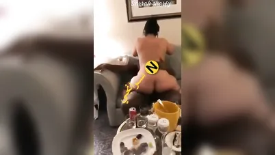 الديوث يجيب فحل افريقي لمراته ويتفرج عليها وهي بتركب زبه سكس مصري xnxx