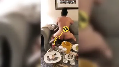 الديوث يجيب فحل افريقي لمراته ويتفرج عليها وهي بتركب زبه سكس مصري xnxx