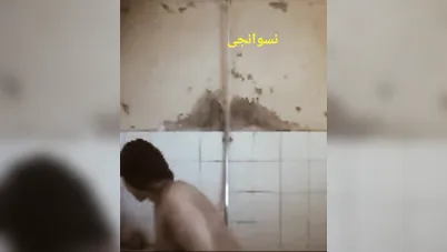 بنت مصرية من منطقة شعبية تصور نفسها لحبيبها هي بتستحما سكس نودز مصري