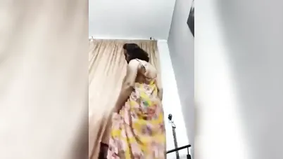 تقلع قميص النوم وتفرج عشيقها على جمالها سكس نودز مصري