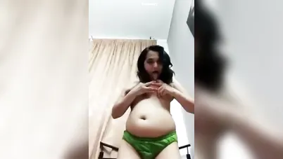 تقلع قميص النوم وتفرج عشيقها على جمالها سكس نودز مصري