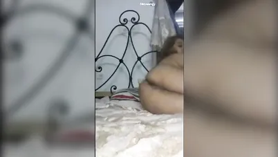 تقلع قميص النوم وتفرج عشيقها على جمالها سكس نودز مصري