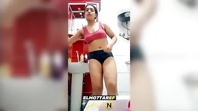 اندر ايدج تقلع في الحمام وتضرب سبعة ونص سكس نودز مصري