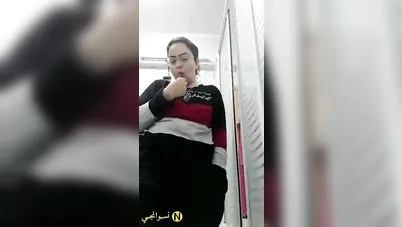 حتة كيرفي نار تقلع وتفرج حبيبها بزازها سكس نودز مصري