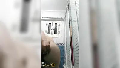 حتة كيرفي نار تقلع وتفرج حبيبها بزازها سكس نودز مصري