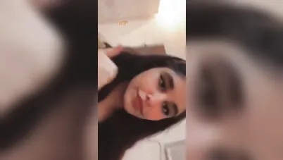 بنت هايجة اوي تفشخ كسها دعك وتصوت سكس نودز مصري