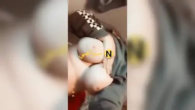 بنت زي القمر تصور لصاحبها بزازها المهلبية سكس نودز مصري