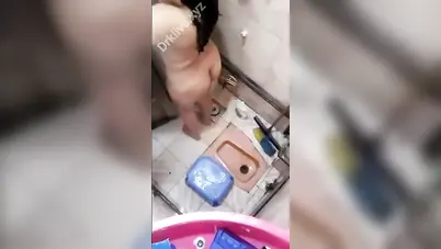 مزة عشرينية من العشوائيات تصور لحبيبها وهي بتستحما وتلعب في جسمها سكس نودز مصري